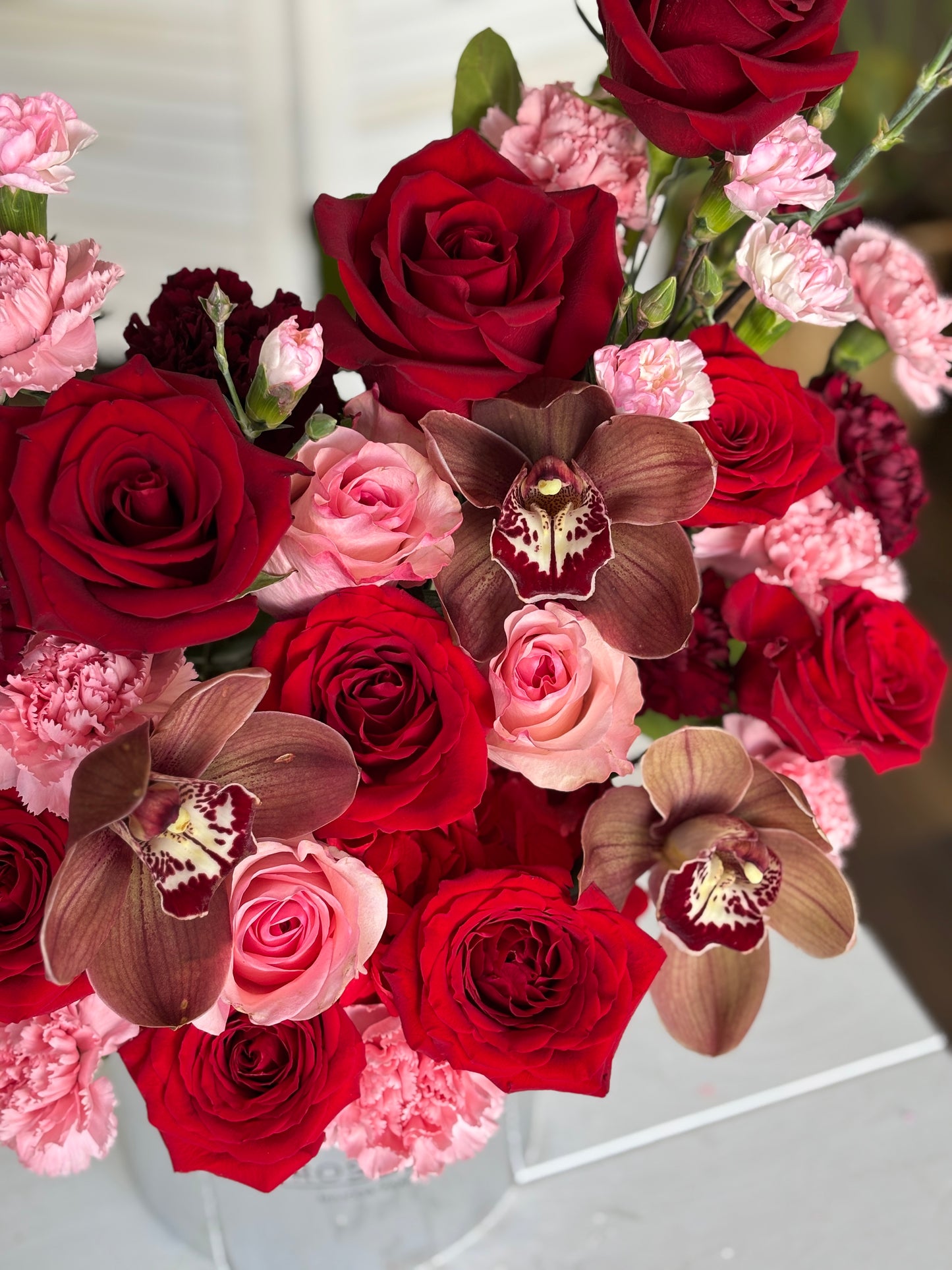 Roses Mix Hug Bucket