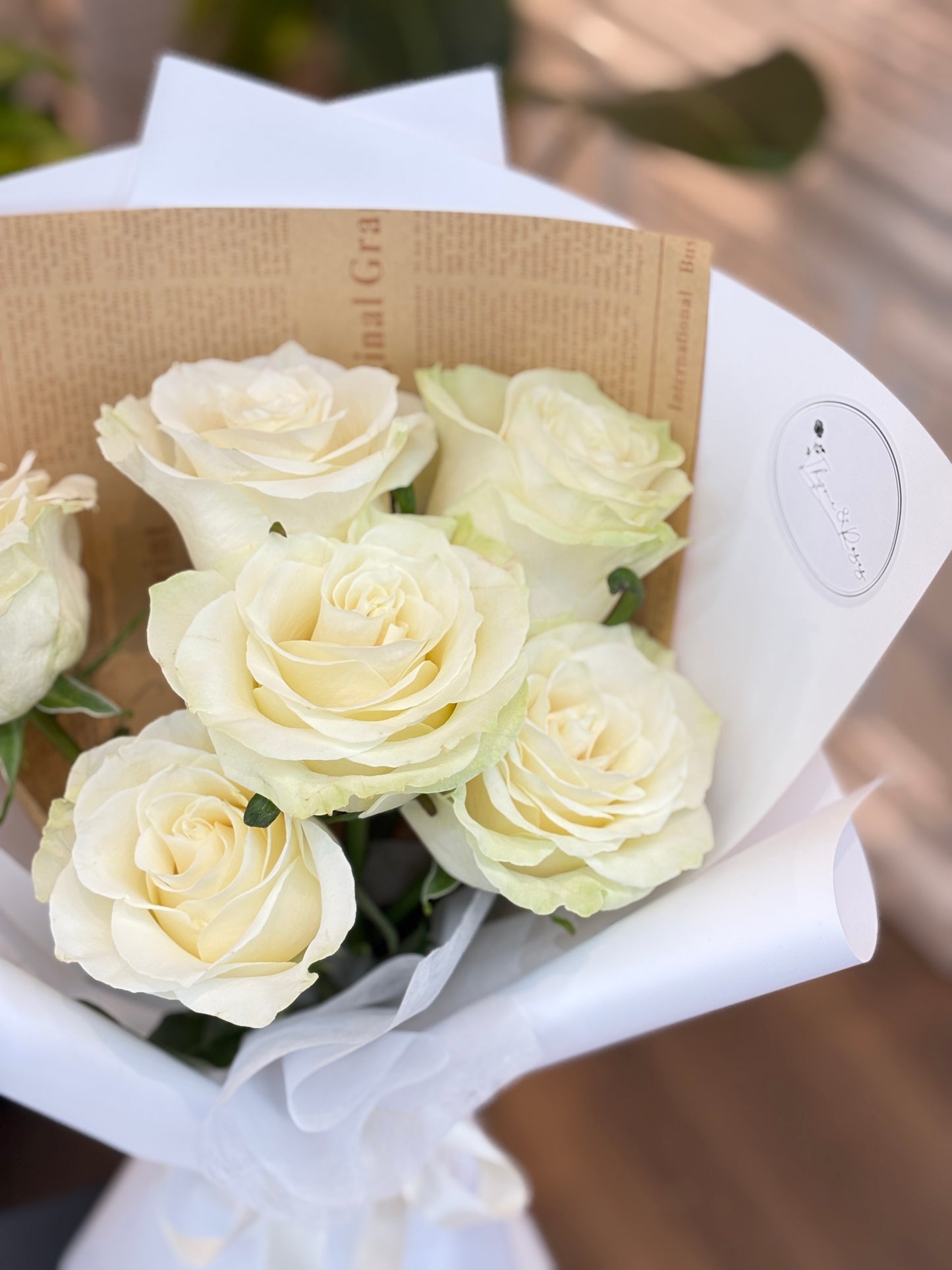 6 White Roses bouquet