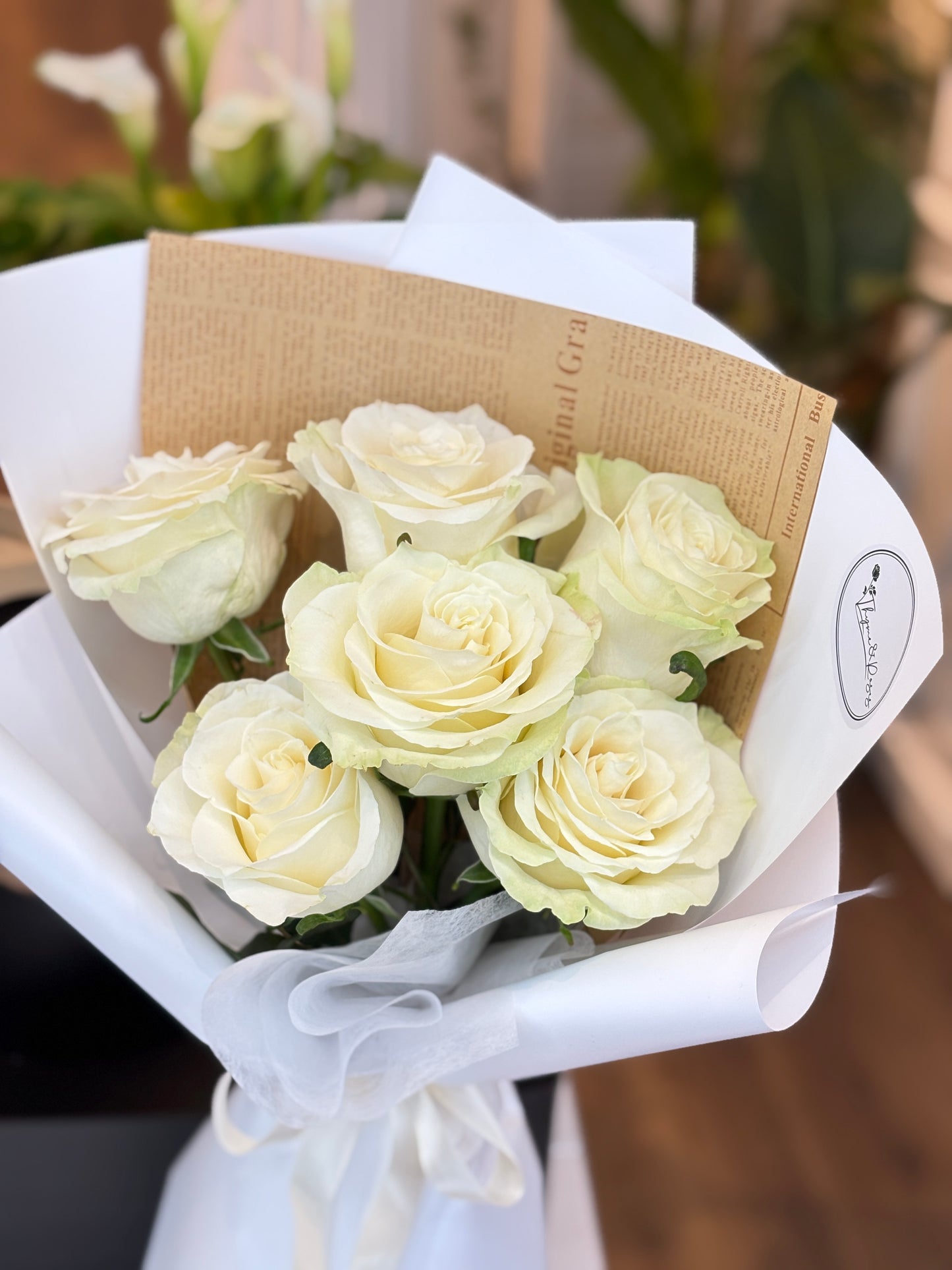 6 White Roses bouquet