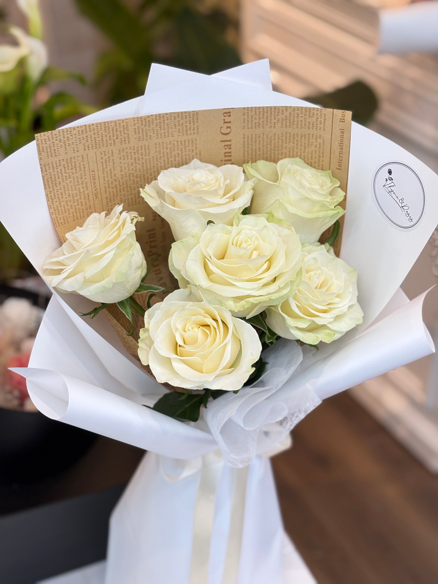 6 White Roses bouquet