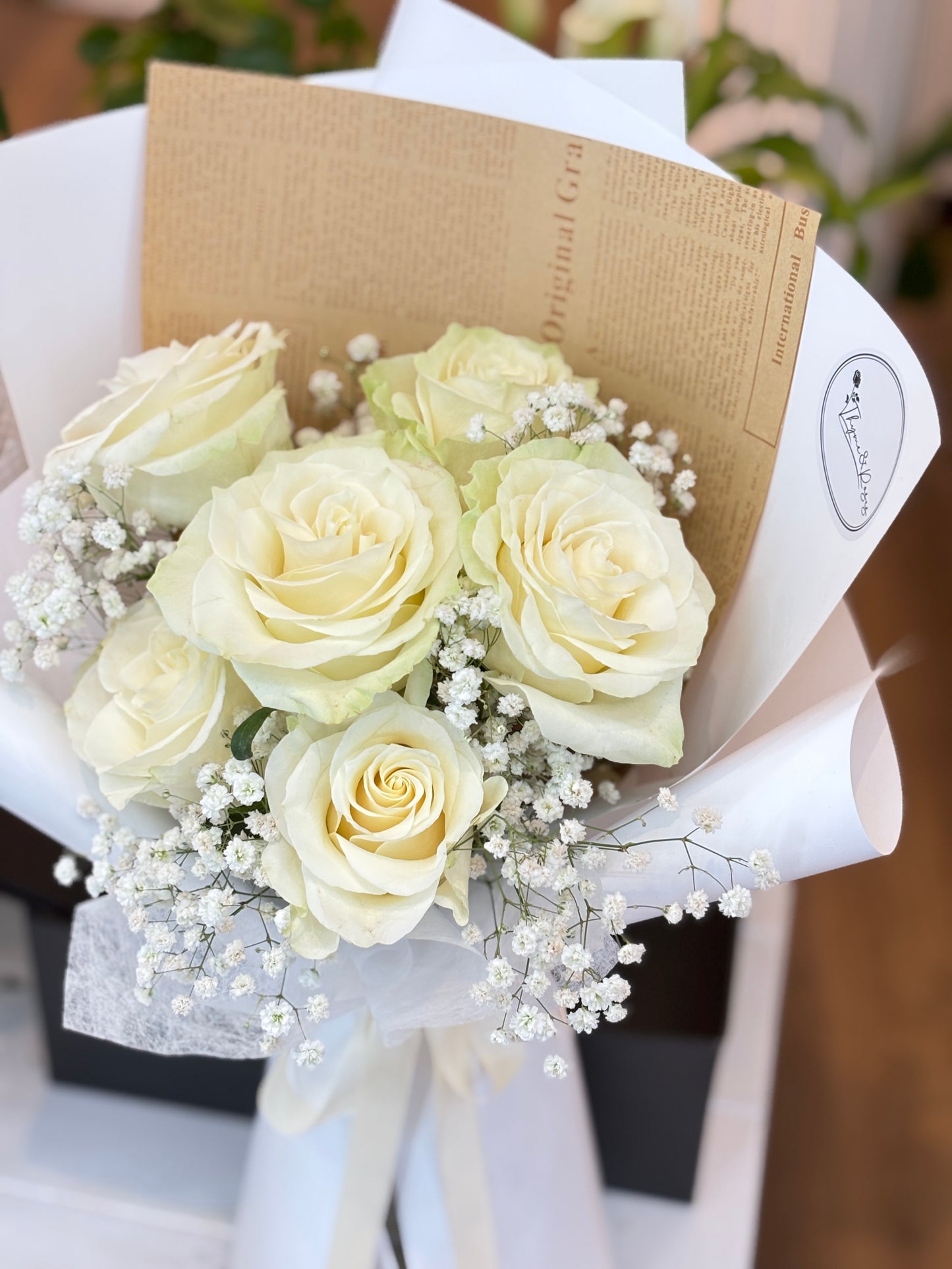 6 White Roses bouquet