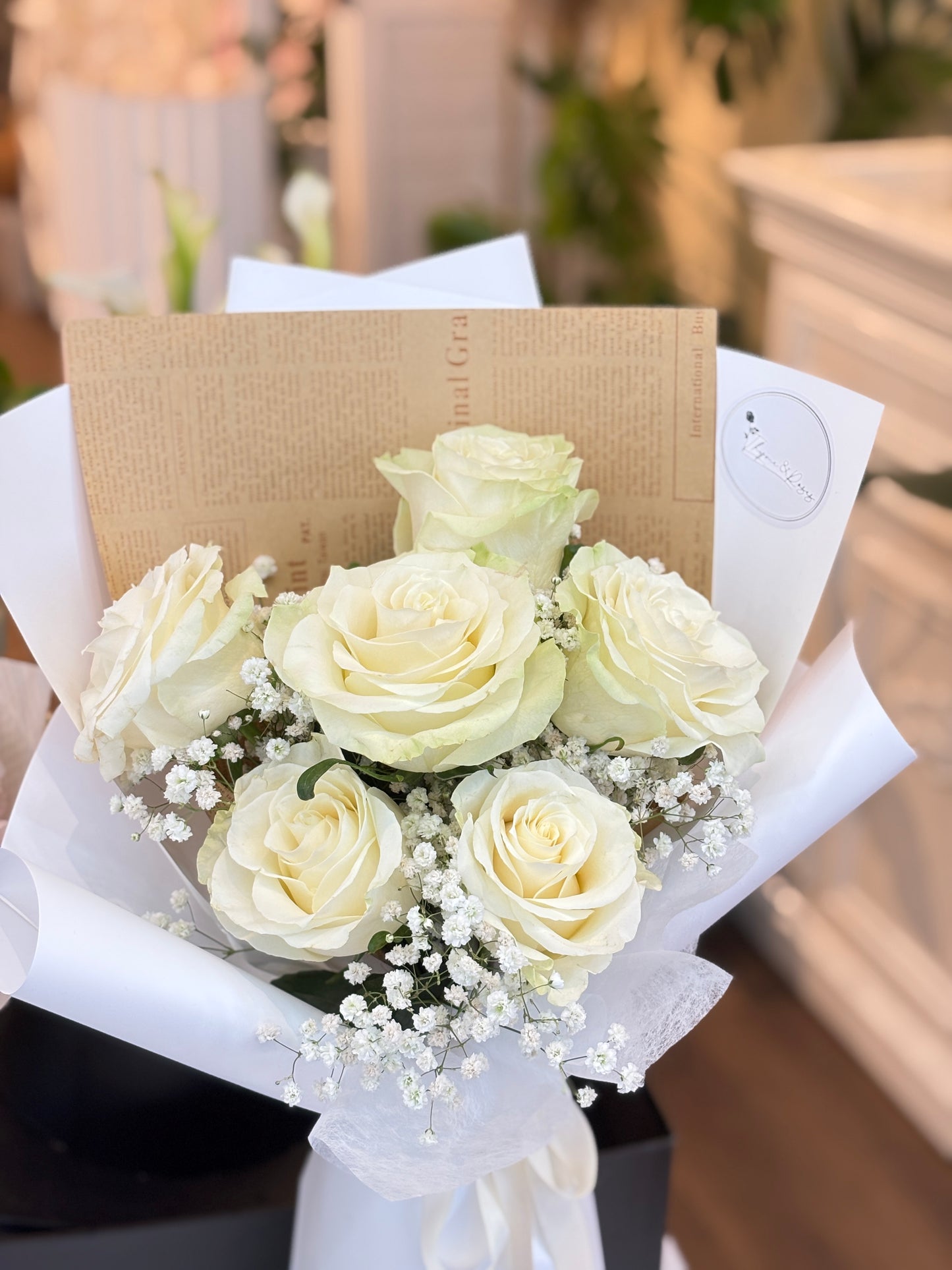 6 White Roses bouquet