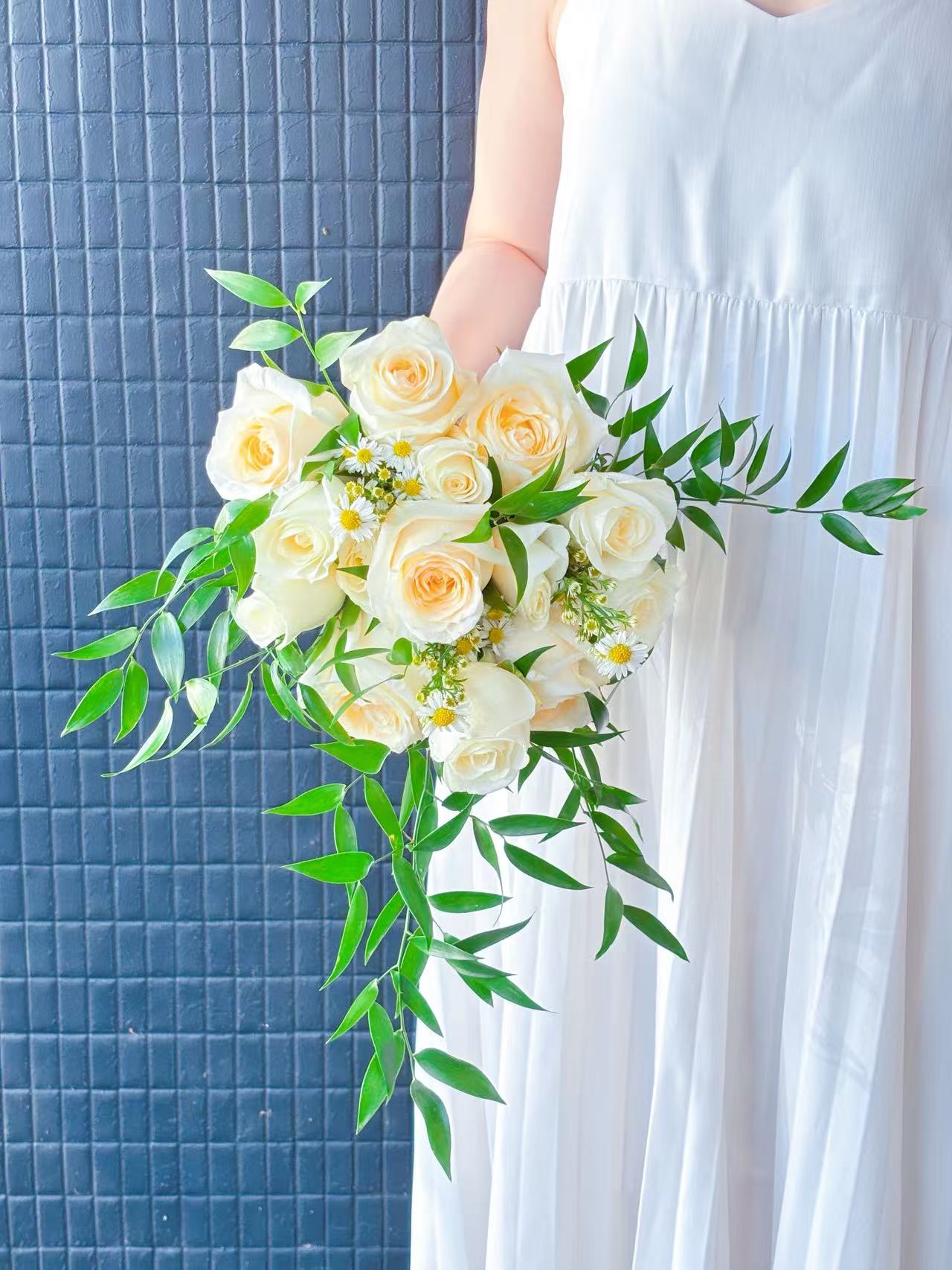 Trailing  Bridal Bouquet-Mixed roses