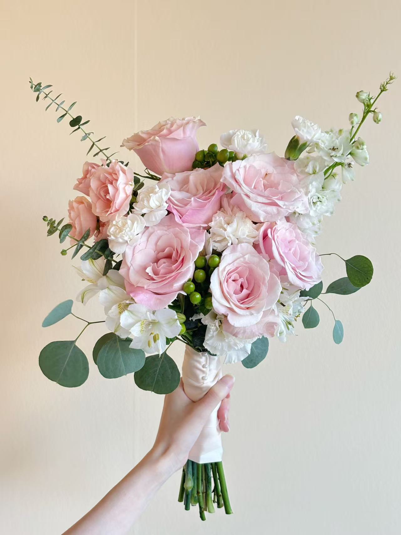 Front-facing Bridal Bouquet-Pink roses