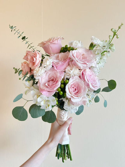 Front-facing Bridal Bouquet-Pink roses